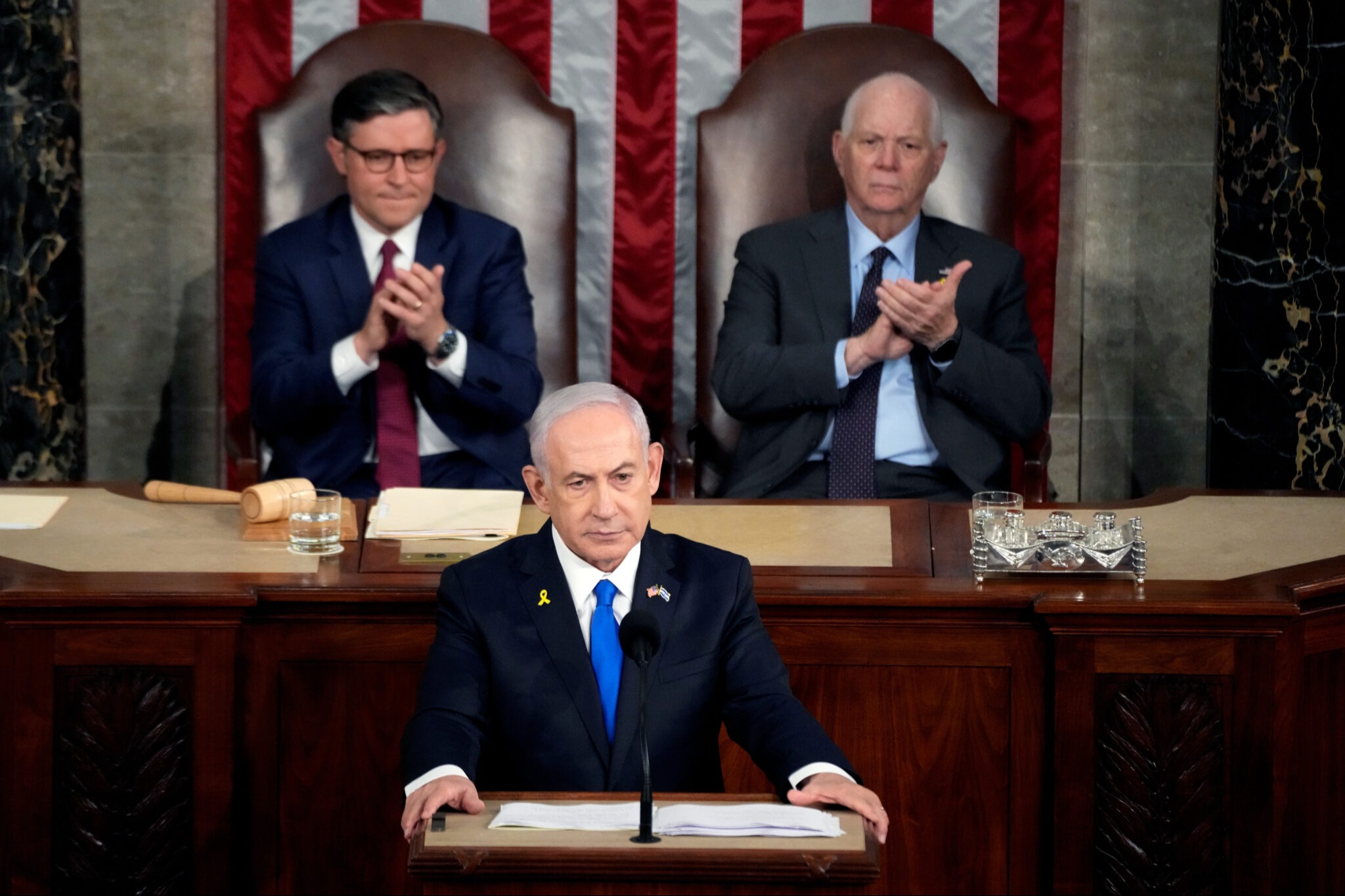 ABD Temsilciler Meclisi Başkanı Mike Johnson (sol arkada) / İsrail Başbakanı Binyamin Netanyahu (önde) / Fotoğraf (Kent Nishimura/Getty Images))