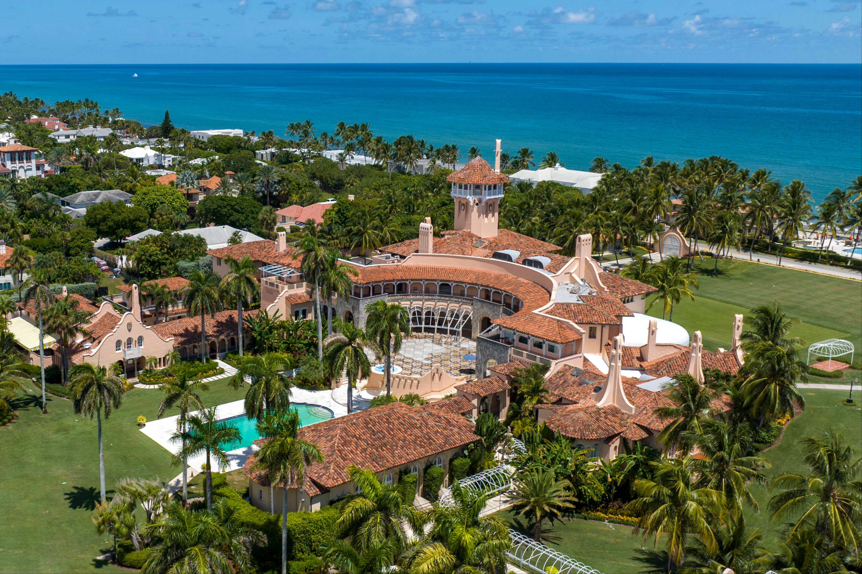  Eski ABD Başkanı Donald Trump'ın Florida'daki konutu Mar-a-Lago. FBI geçen yıl Ağustos ayında konutta yaptığı aramada çok sayıda gizli belge ele geçirmişti, Ağustos 2022.