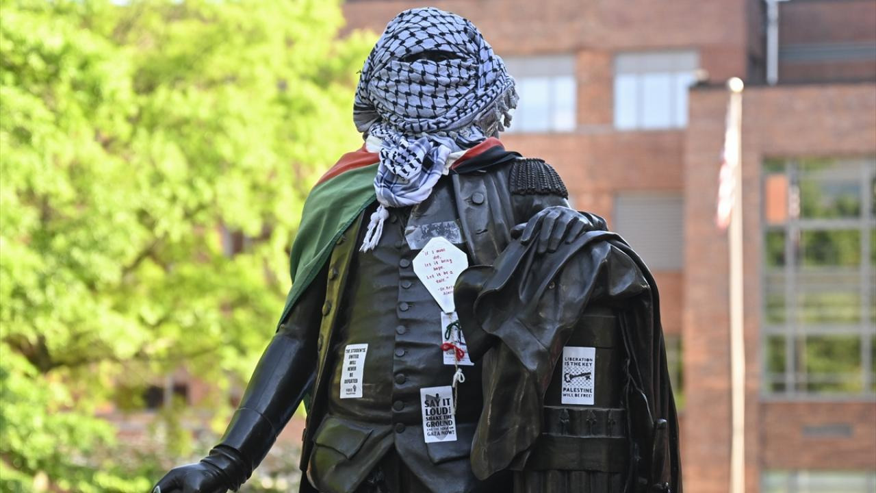 George Washington Üniversitesi'nde Filistin'e destek gösterisi devam etti. Öğrenciler, okulun bahçesinde bulunan George Washington anıtına kefiye giydirdi. 