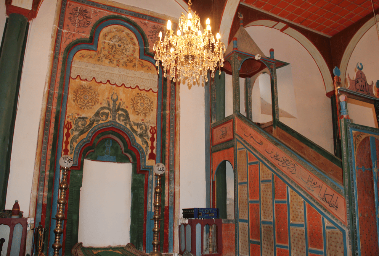 Bektaşbey Camii'nin ahşap sütunları ve süslemeleri dikkat çekiyor