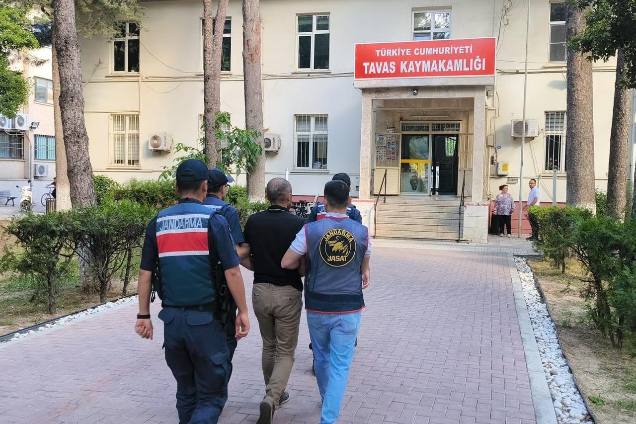 İşe gider gibi 20 milyon TL'lik hırsızlık yaptı