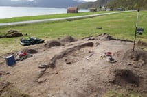 Bin yıl önce küçük bir köpekle gömülen kadının mezarı bulundu