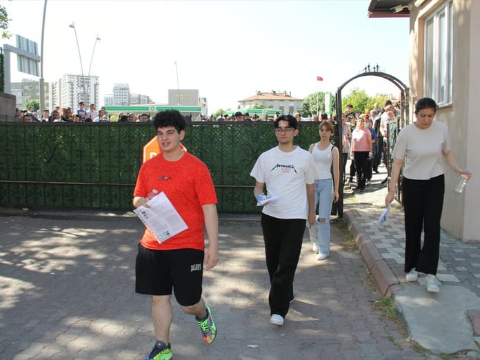 Milyonlarca öğrenci ter döktü! YKS'nin birinci oturumu sona erdi