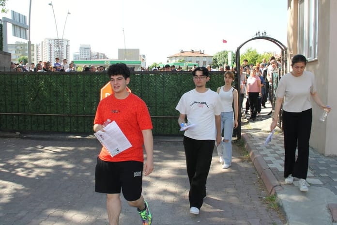 Milyonlarca öğrenci ter döktü! YKS'nin birinci oturumu sona erdi