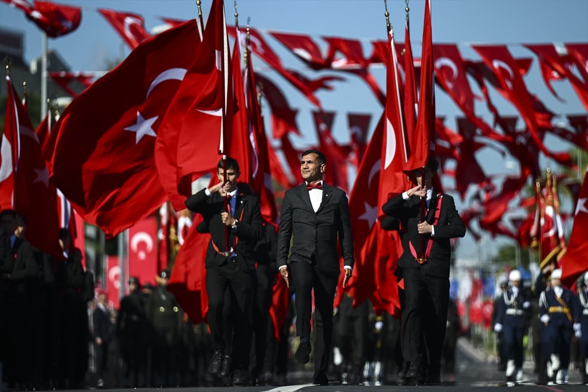 Vatan Caddesi'nde Cumhuriyet'in 102 yıllık gururu: İstanbul ayakta!