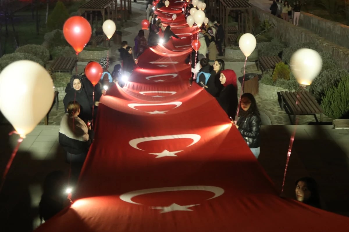 Çankırı'da İstiklal Marşı'nın 105. yılı dev Türk bayrağıyla kutlandı