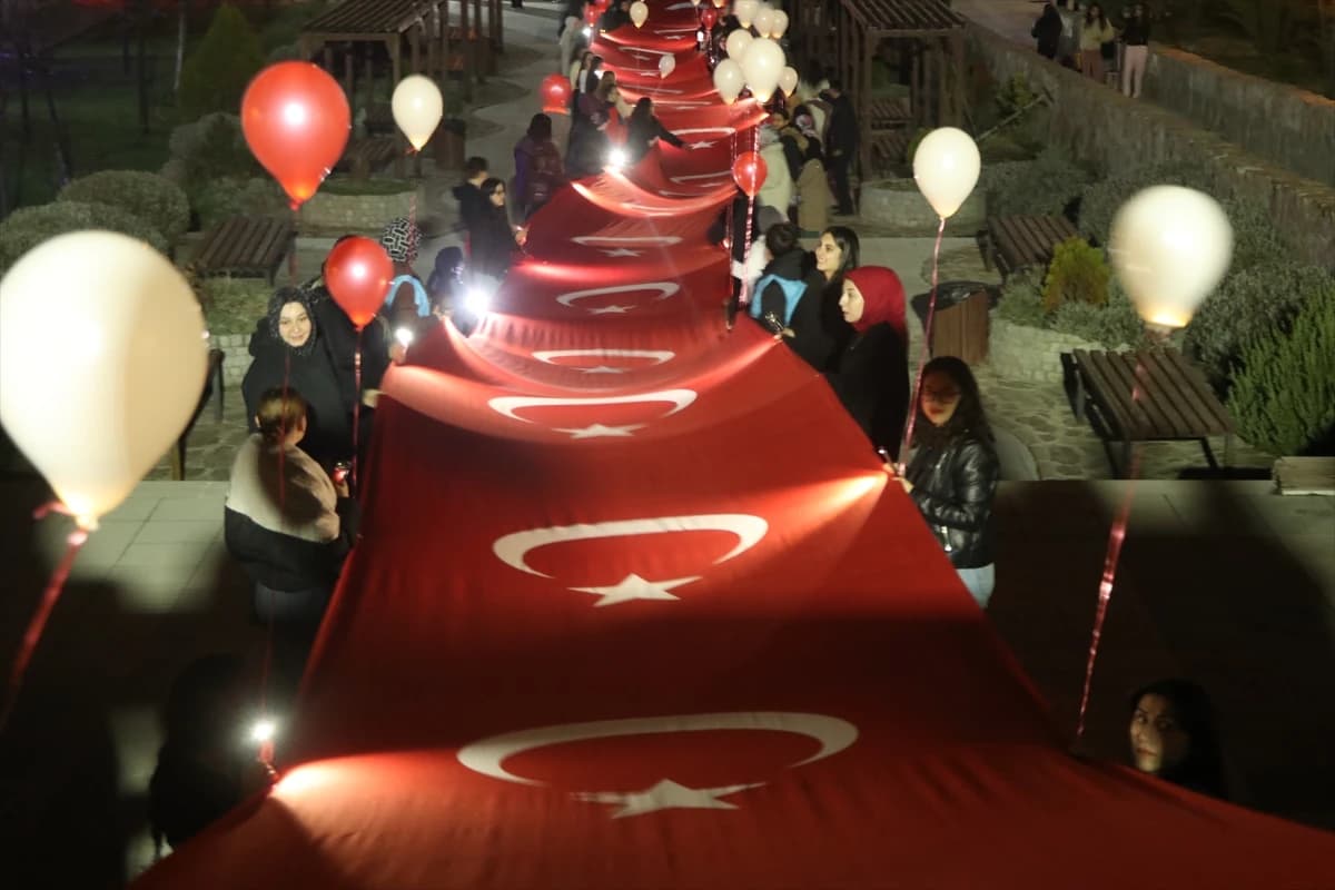 Çankırı'da İstiklal Marşı'nın 105. yılı dev Türk bayrağıyla kutlandı