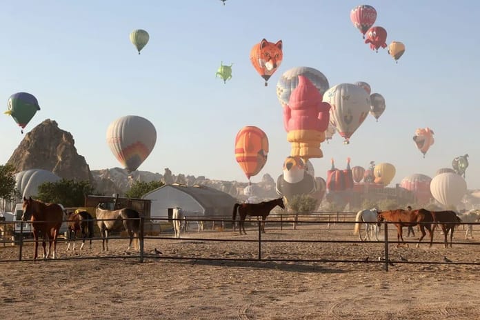 40 farklı figür gökyüzüne yükseldi