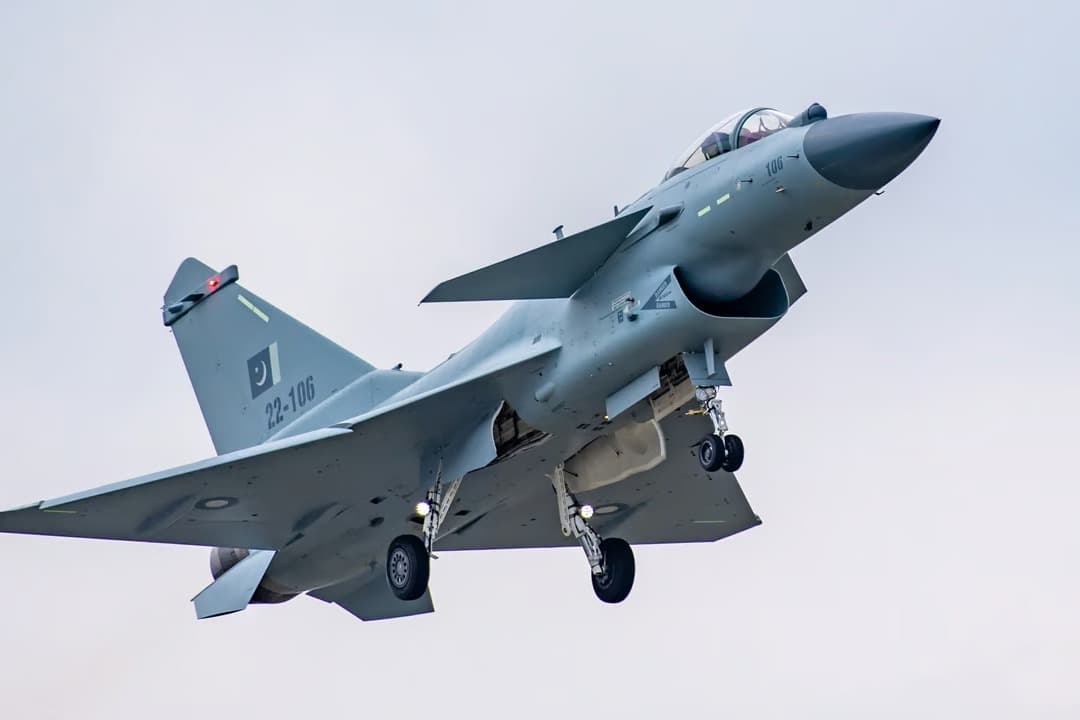 Pakistan'ın J-10 savaş uçakları iki Hint uçağını düşürdü