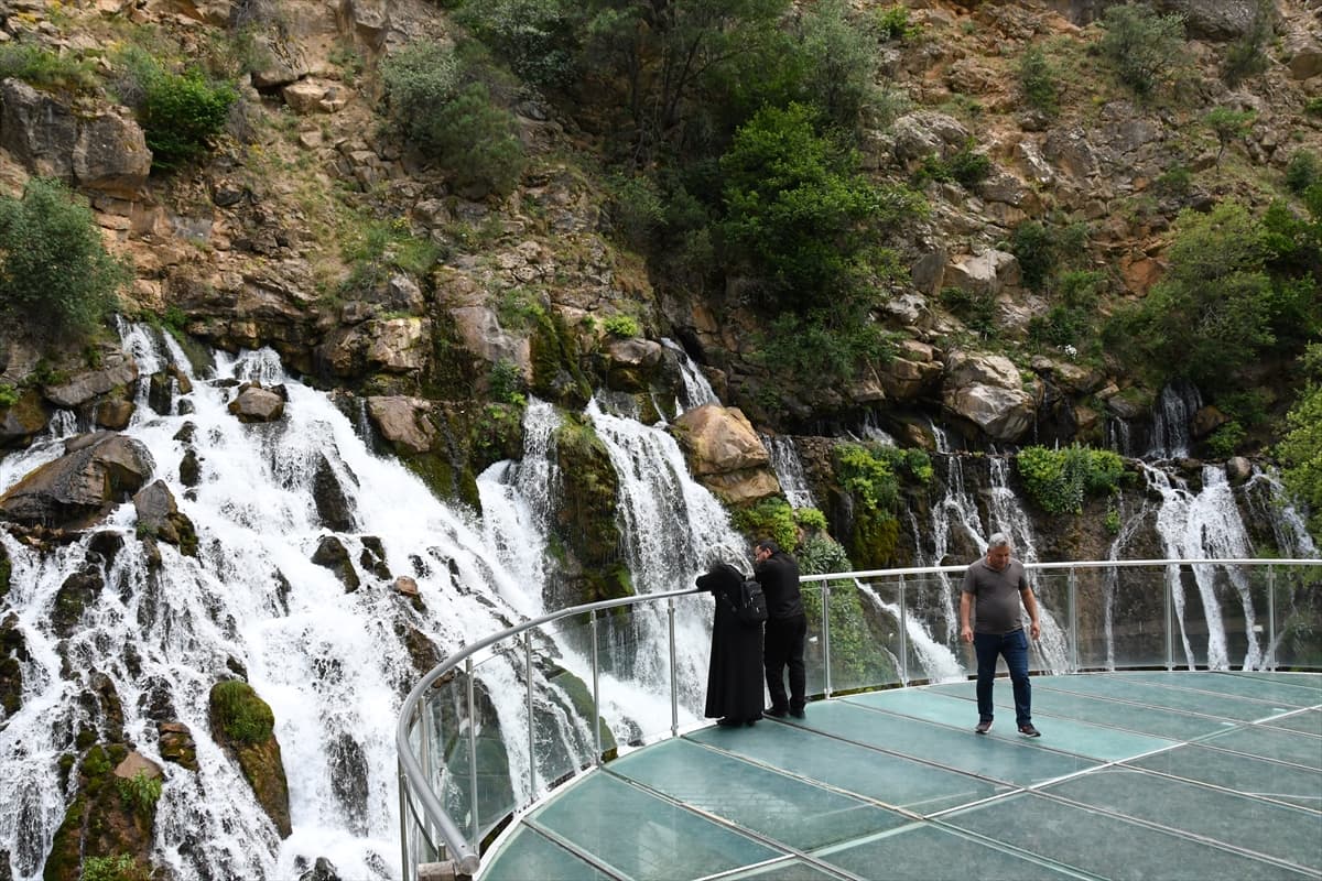 Doğu Karadeniz'in gizli cenneti "Tomara Şelalesi" 200 bin ziyaretçi bekliyor