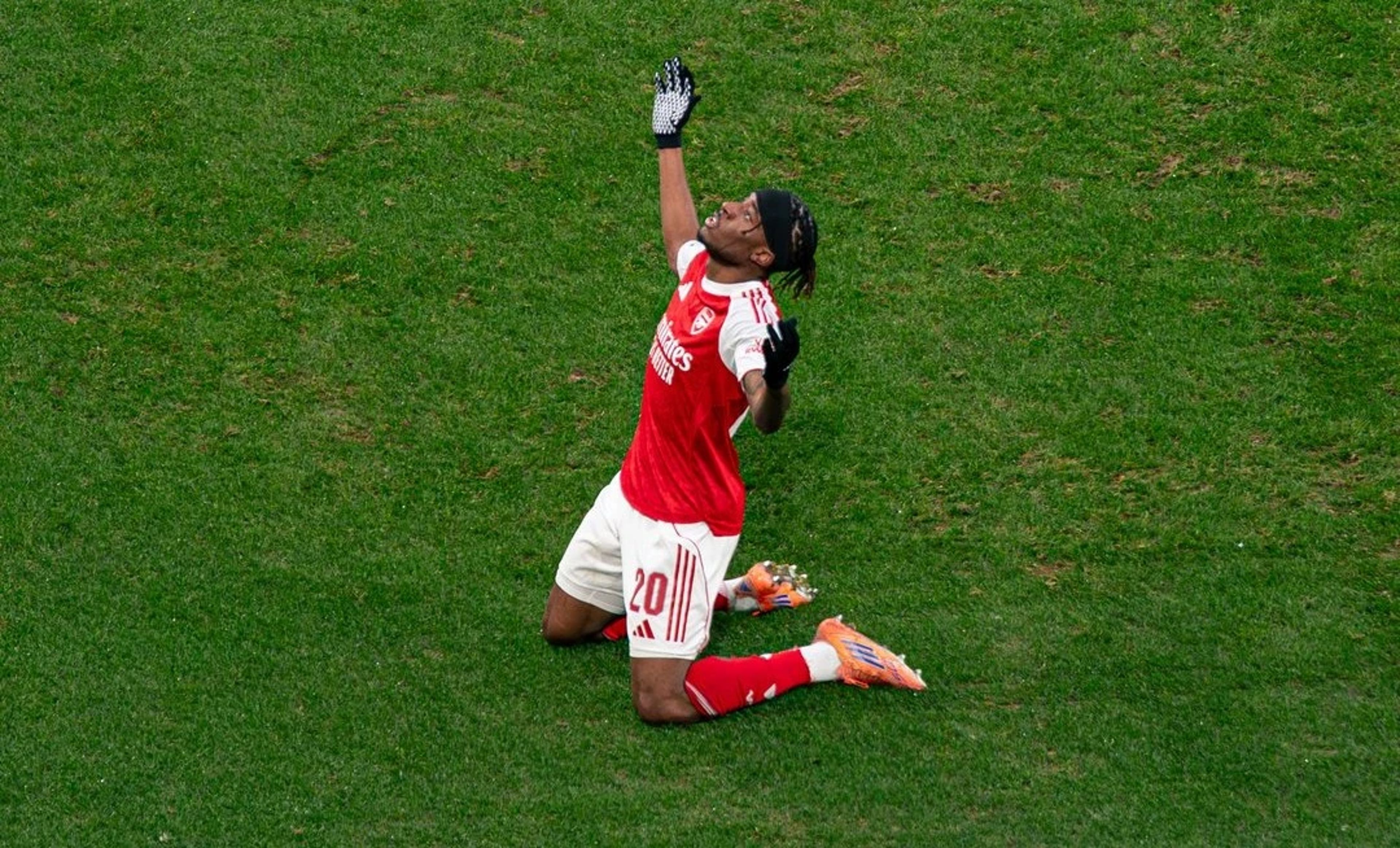 Arsenal beraberliğe rağmen zirvede
