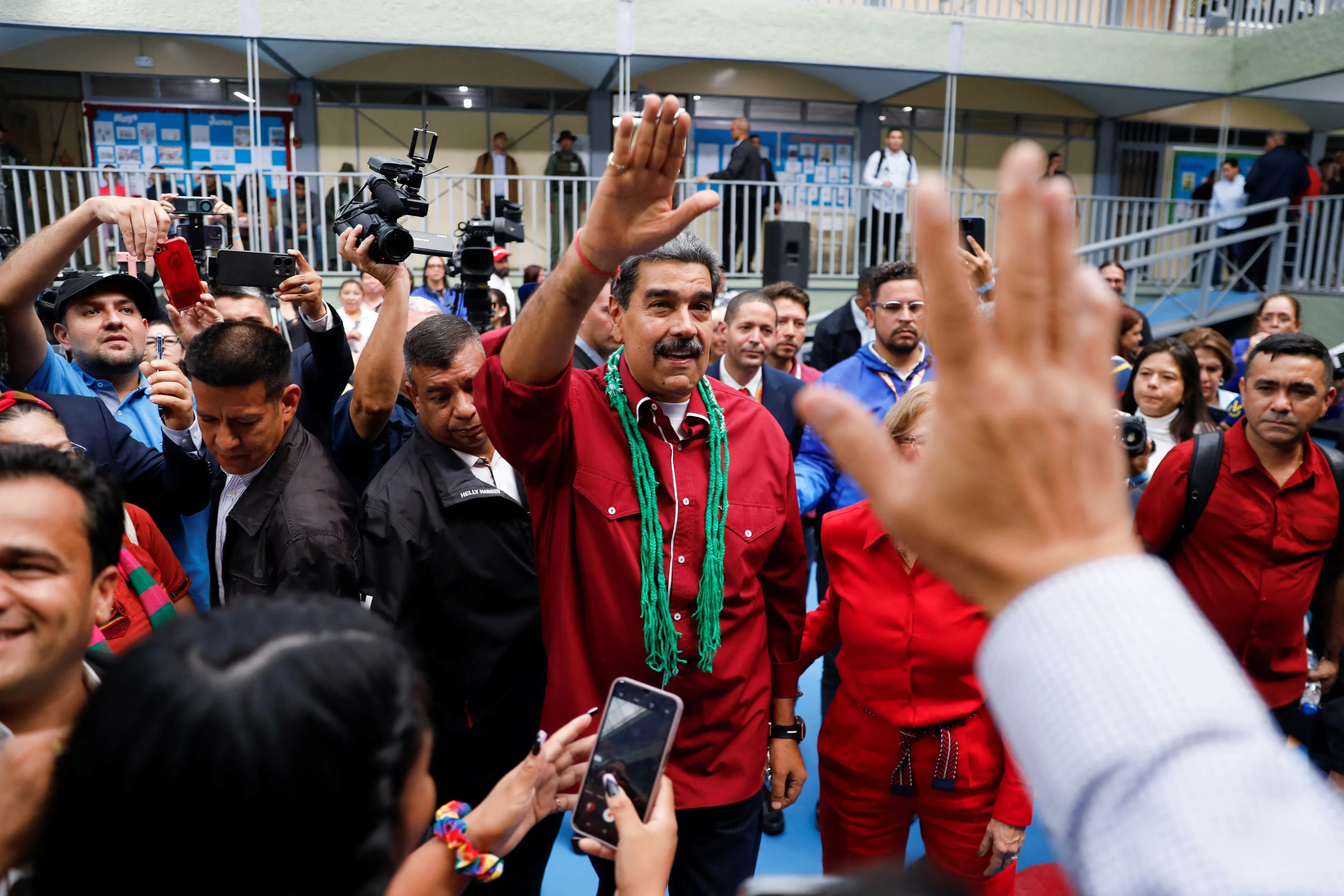 Venezuela ruling party keeps control of legislature
