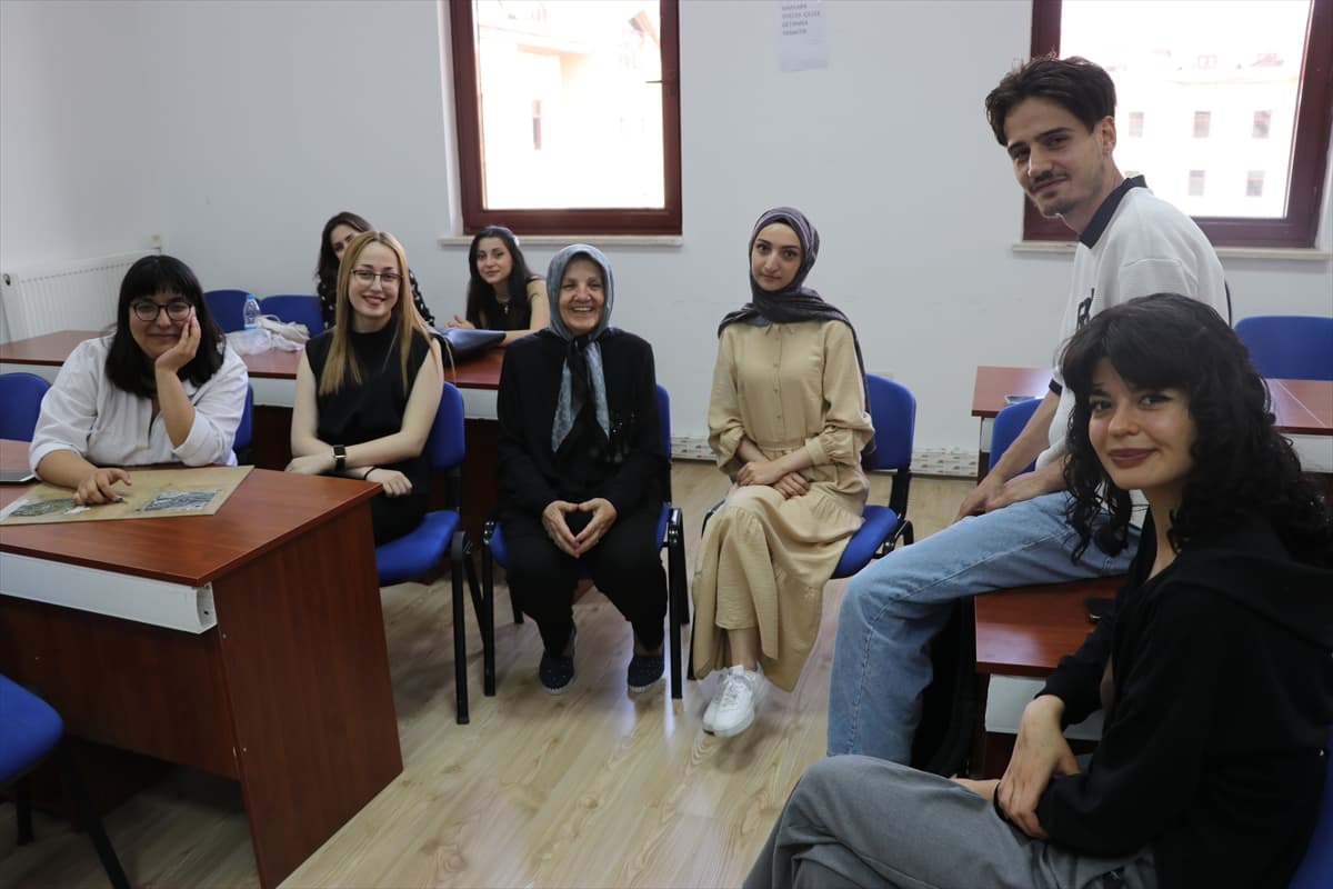 Sınıf arkadaşlarının "Selma teyzesi" meslek yüksekokulunu bitirdi