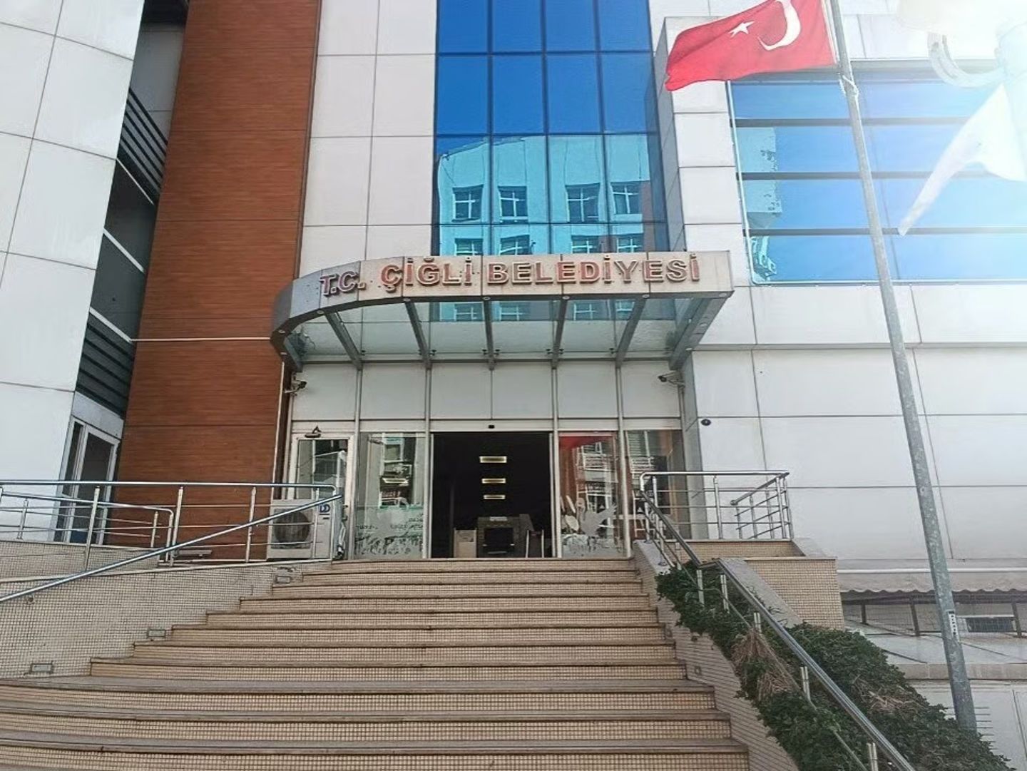 Çiğli Belediyesi'nde mali kriz: 1 milyar TL açık