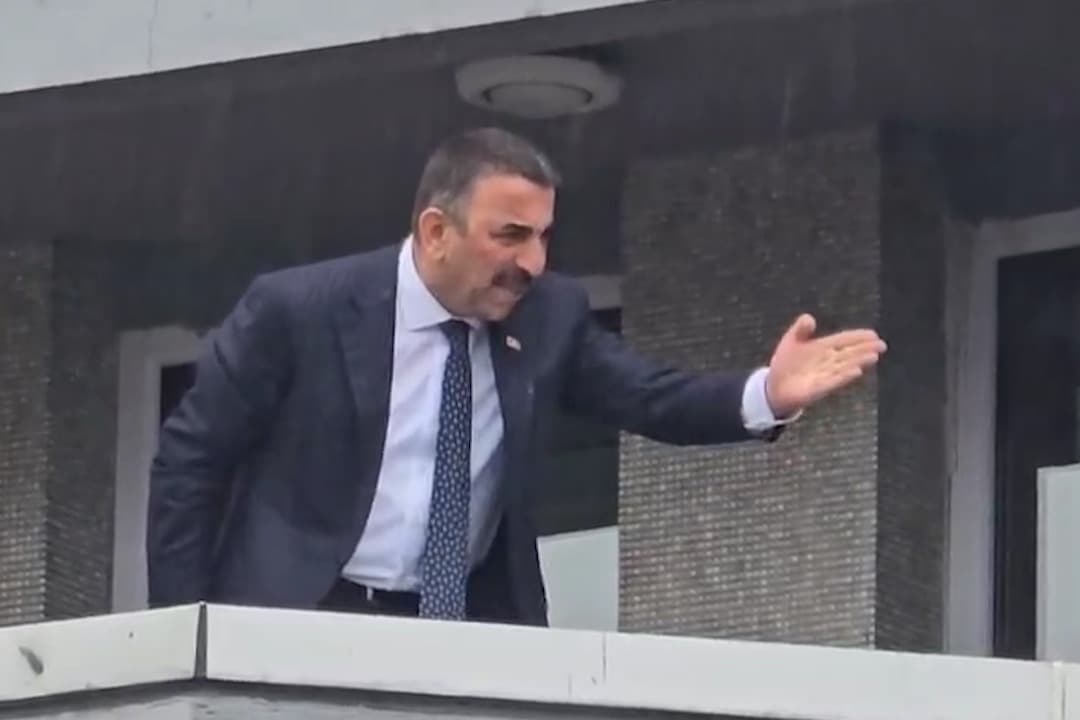 Validen alternatif tören düzenleyen CHP grubuna tepki
