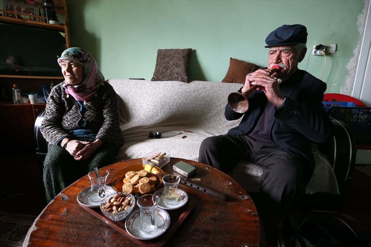 Karslı Nazim dede, meyini bu kez hastalar için çaldı