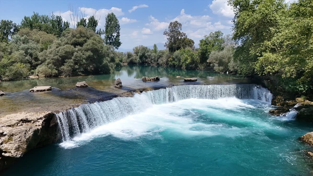 Manavgat Şelalesi yerli ve yabancı turistlerin odak noktasında