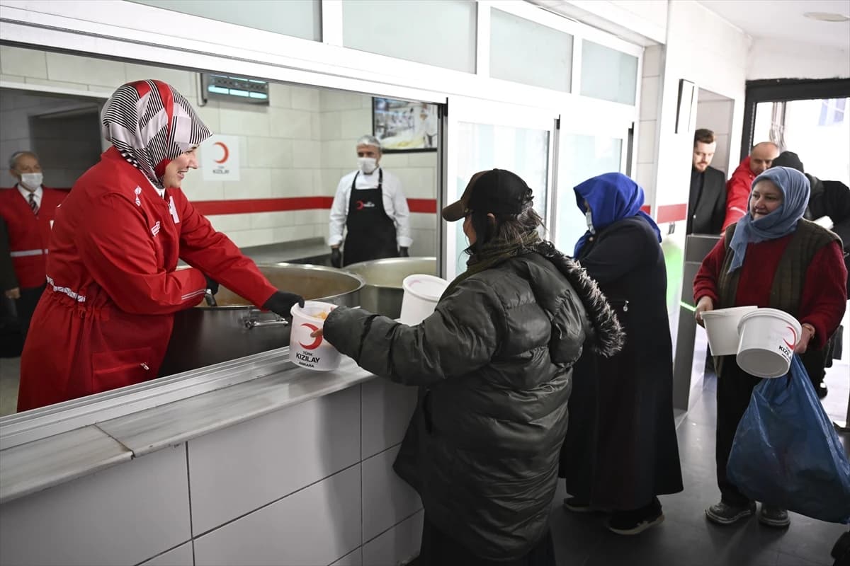 Türk Kızılay’dan Ramazan bereketi: 81 ilde günlük 60 bin kişiye sıcak yemek ulaştırılıyor
