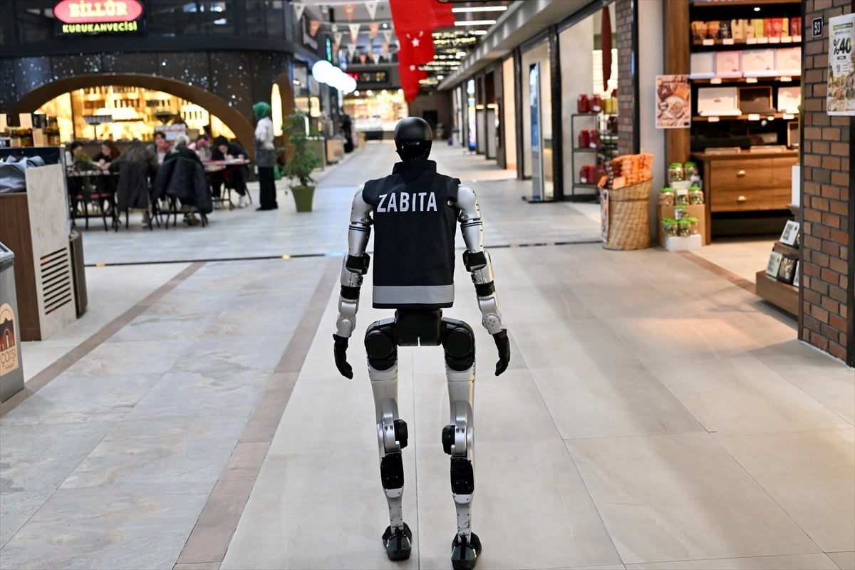 İnsansı robot MEGA, zabıta ekipleriyle denetimde
