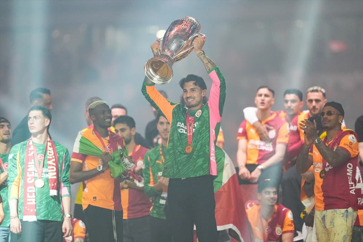 Galatasaray 26. şampiyonluk kupasını RAMS Park'ta kaldırdı