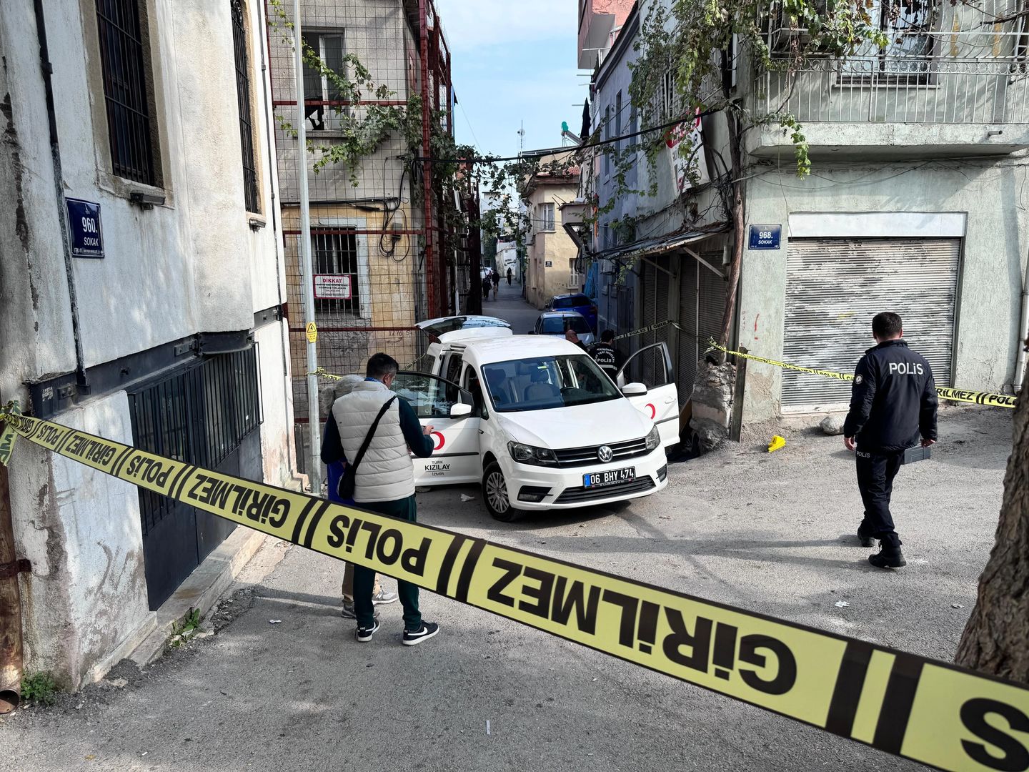 Kızılay çalışanına silahlı saldırı: İzmir'de yemek dağıtırken vuruldu