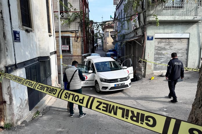 Kızılay çalışanına silahlı saldırı: İzmir'de yemek dağıtırken vuruldu