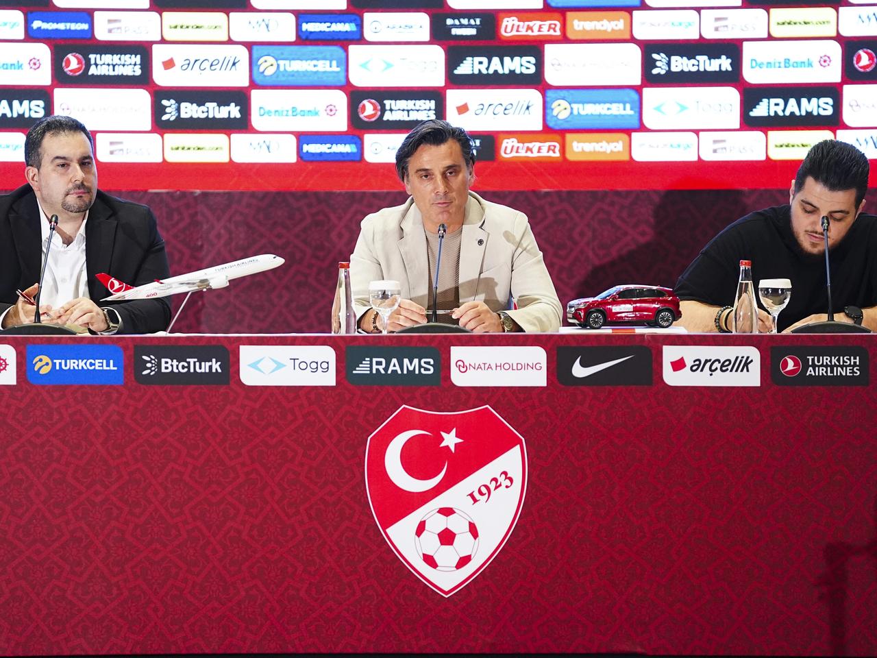 Montella'nın sözleşmesi uzatılıyor: TFF'den imza töreni