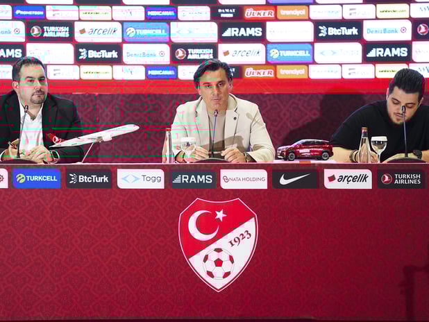 Montella için imza günü: Milli takımın geleceği 3 yıl daha İtalyan teknik adama emanet