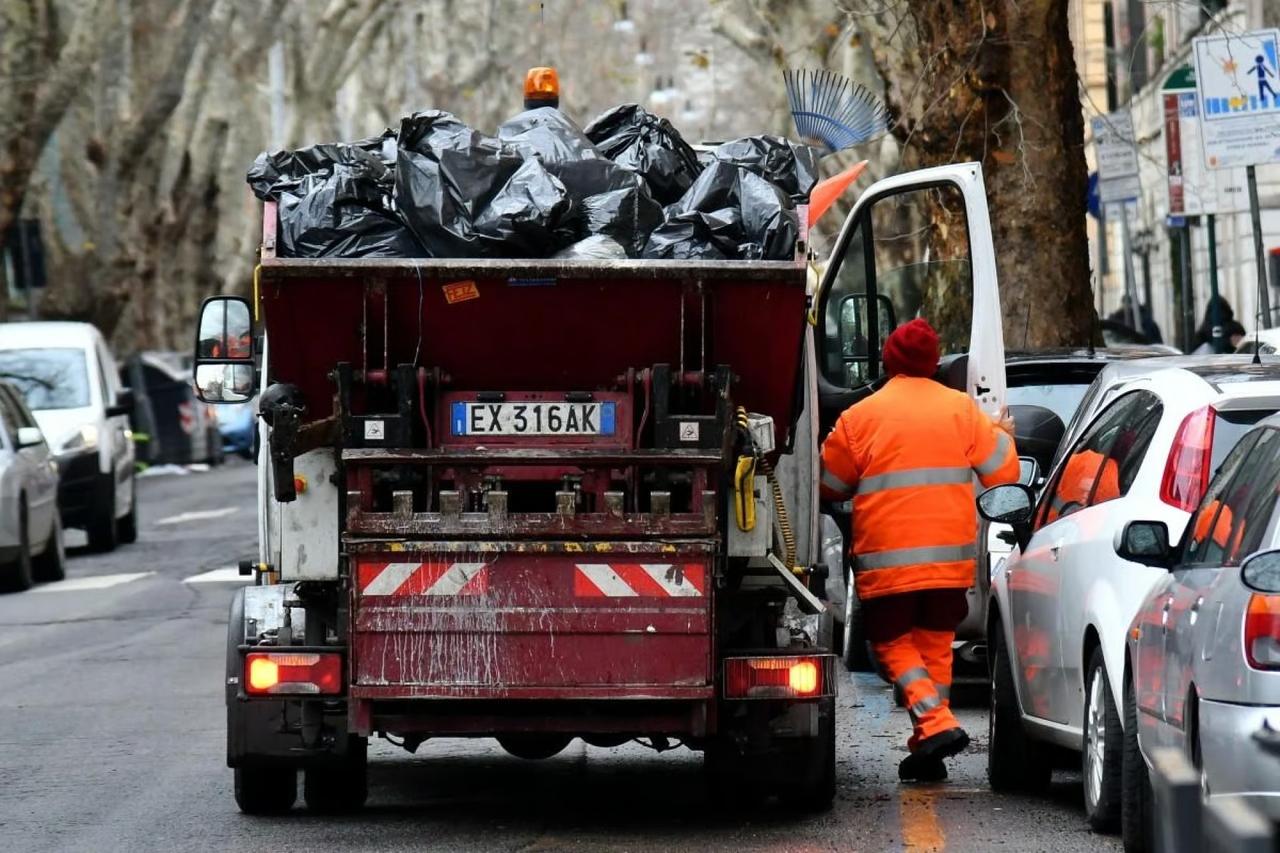 1 milyon euroluk bileti çöpe attı