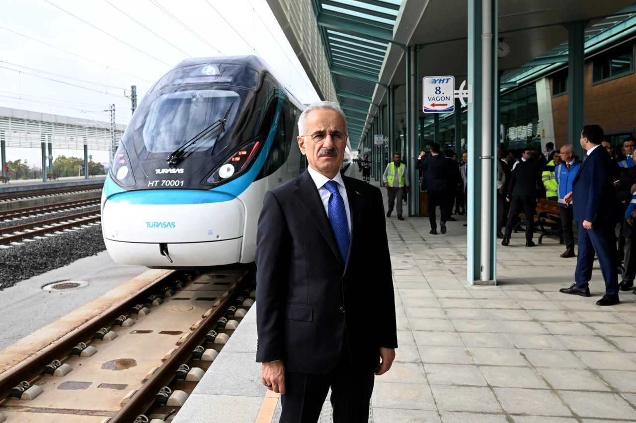 Bakan Uraloğlu açıkladı: O bölgeye yeni hızlı tren hattı geliyor