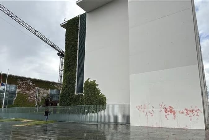 Berlin’de kırmızı boya eylemi
