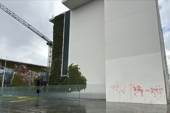 Filistin destekçileri Almanya’da Başbakanlık binasının cephesini kırmızıya boyadı