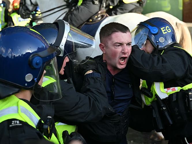 Londra'da aşırı sağcıların eyleminde çatışma çıktı: 26 yaralı, 25 gözaltı