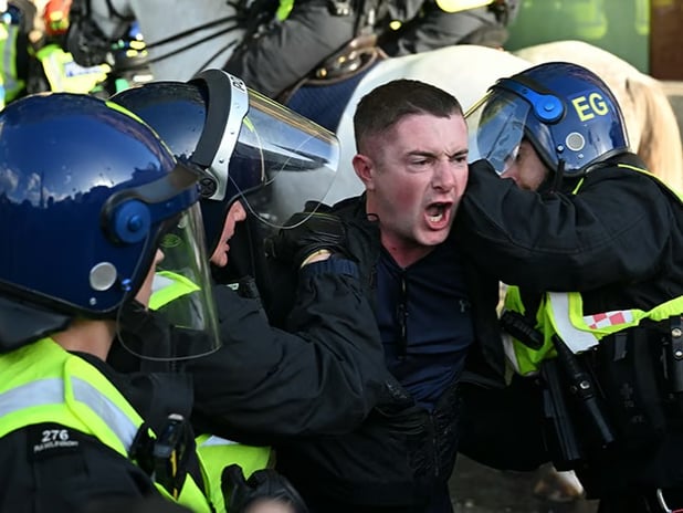 Londra'da aşırı sağcıların eyleminde çatışma çıktı: 26 yaralı, 25 gözaltı