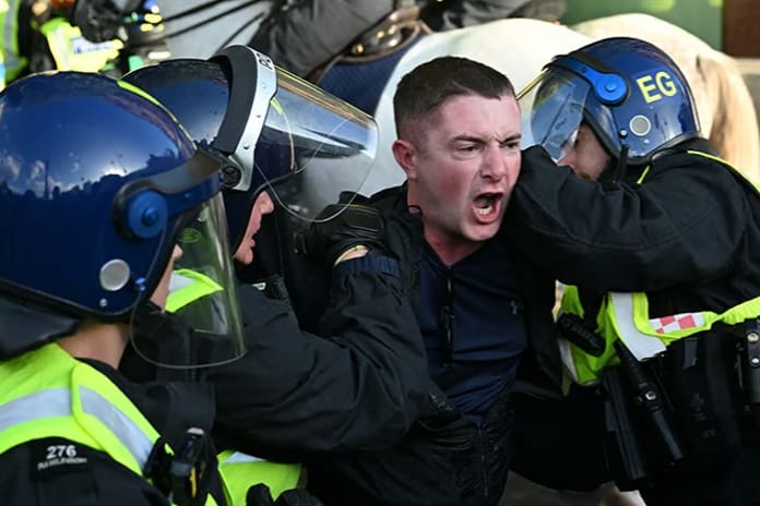 Londra'da aşırı sağcıların eyleminde çatışma çıktı: 26 yaralı, 25 gözaltı