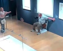 Müzede sergilenen "Van Gogh" adlı sandalyenin üzerine oturarak kırdı