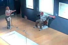 Müzede sergilenen "Van Gogh" adlı sandalyenin üzerine oturarak kırdı