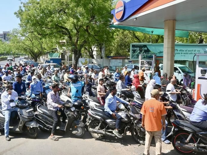 Asya’da yakıt krizi günlük yaşamı durma noktasına getirdi