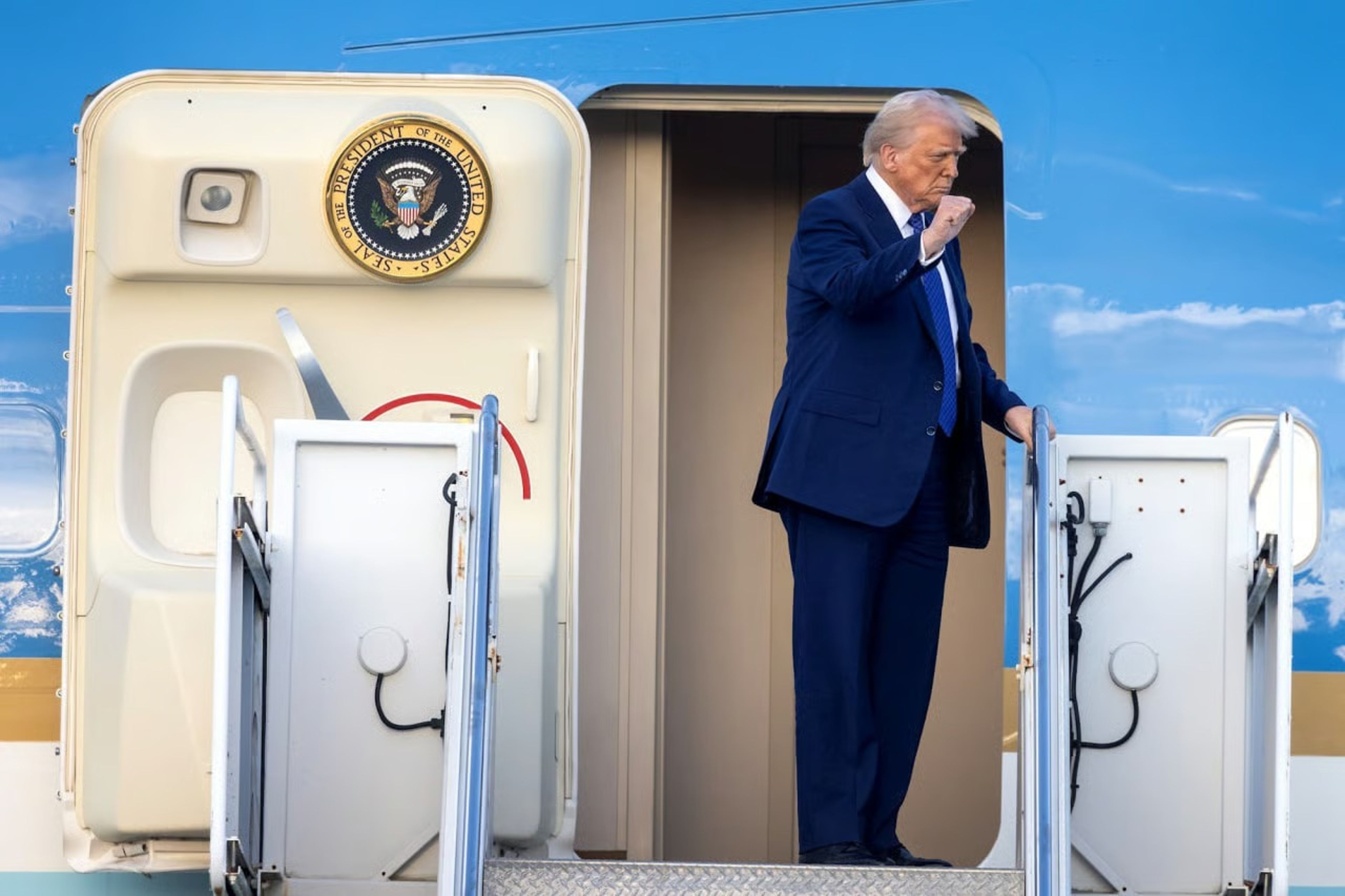 Trump üç büyük ajansın muhabirlerini uçağa almadı