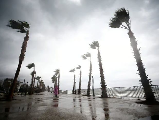 Antalya'nın 7 ilçesinde şiddetli yağış ve fırtına nedeniyle eğitime ara verildi