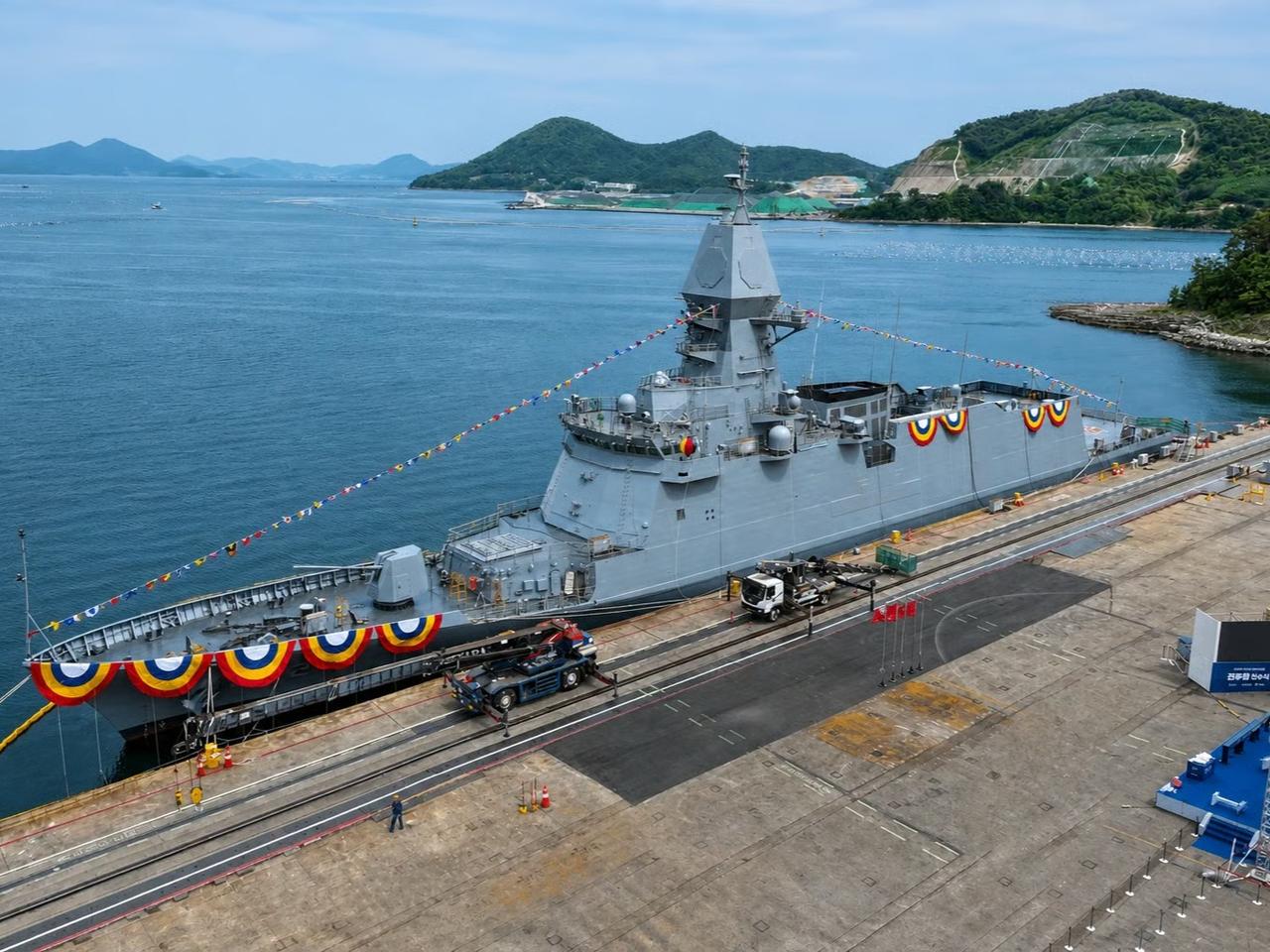 ROKS Jeju denize indirildi