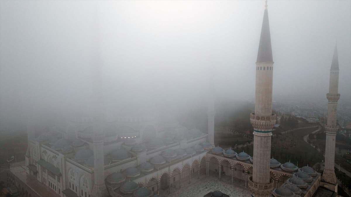 İstanbul'da sabah saatlerinde sis etkili oluyor