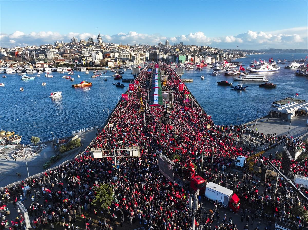 Galata Kulesi’nden tarihi kareler: İstanbul kırmızı-beyaza büründü