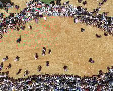 Asırlık gelenekte bir araya gelen gençler birbirlerini kırbaçlıyor