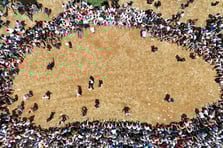 Asırlık gelenekte bir araya gelen gençler birbirlerini kırbaçlıyor