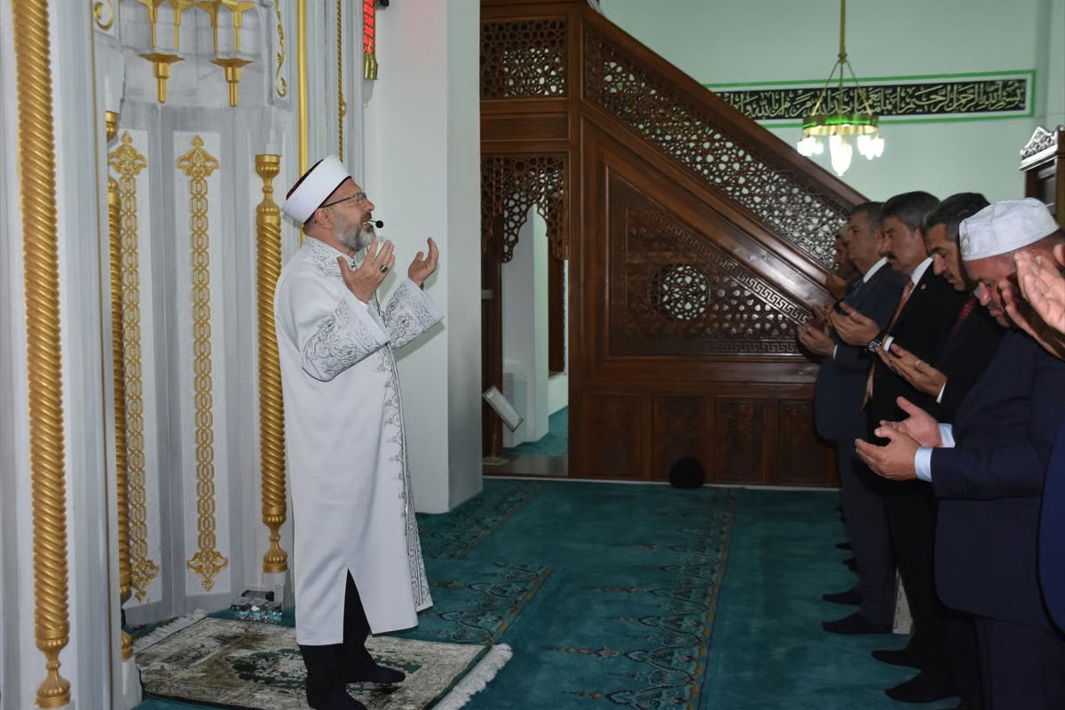 Ali Erbaş orman yangınlarının sona ermesi için dua etti