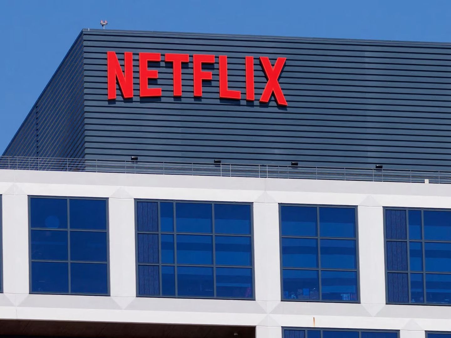 Netflix çocukları gözetlemek ve kullanıcıları bağımlı hale getirmekle suçlandı