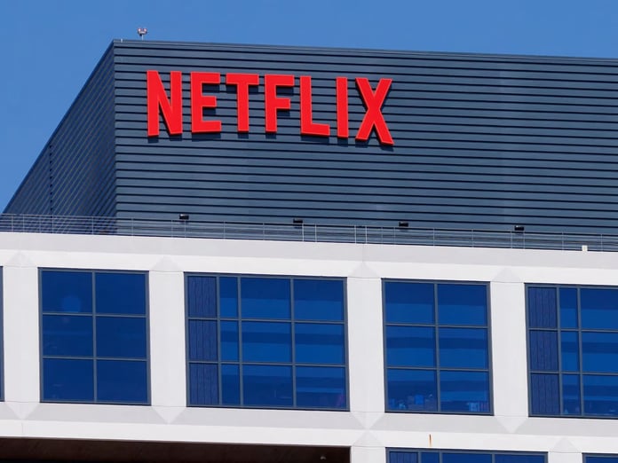 Netflix çocukları gözetlemek ve kullanıcıları bağımlı hale getirmekle suçlandı