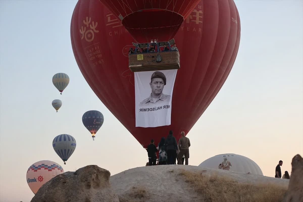 Kapadokya gökyüzünde anlamlı uçuş: Sıcak hava balonları 15 Temmuz için havalandı