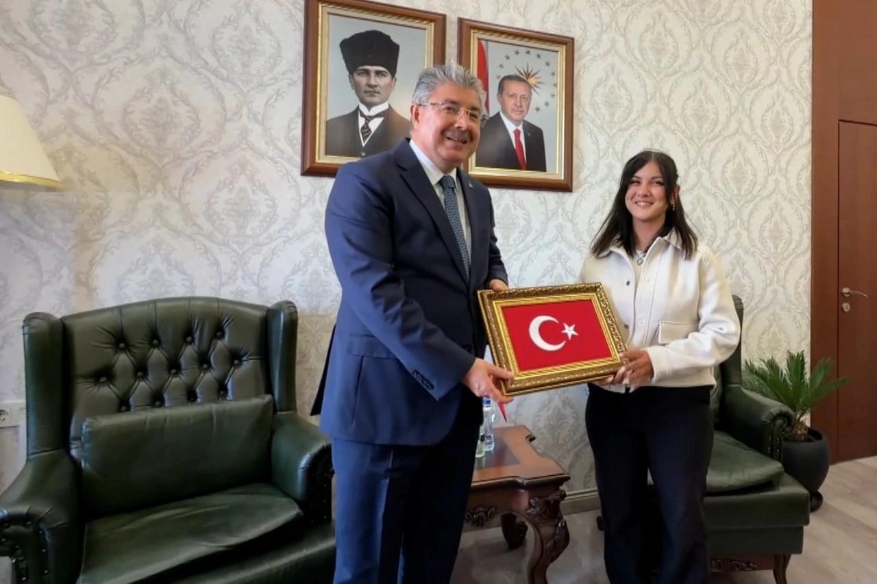 Örnek kuryeye Vali'den takdir